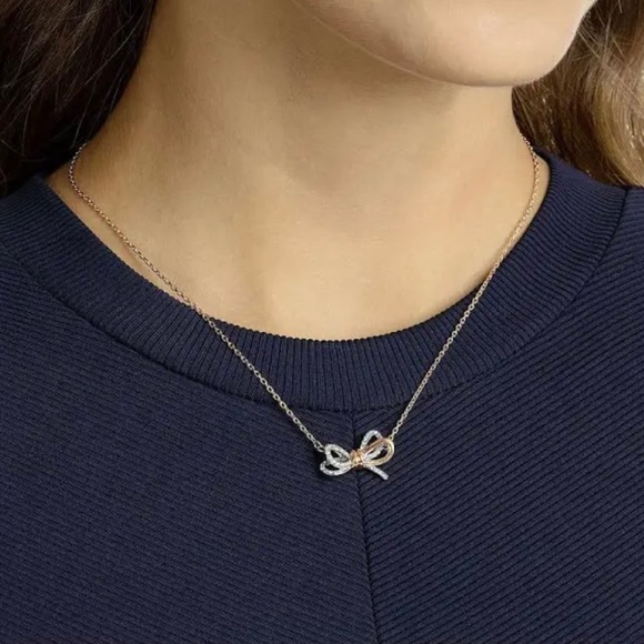 Swarovsky Set Bow Ring and Necklace (With box and bag) - Picture 2 of 5